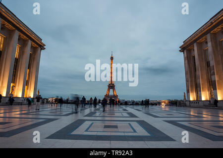 Blick auf den Eiffelturm von Jardins du Trocadero in Paris, Frankreich. Eiffel Turm ist eines der Wahrzeichen von Paris. Reisen. Stockfoto