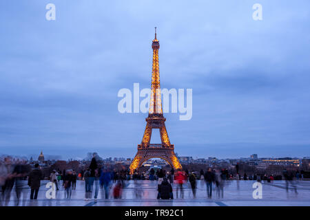 Blick auf den Eiffelturm von Jardins du Trocadero in Paris, Frankreich. Eiffel Turm ist eines der Wahrzeichen von Paris. Reisen. Stockfoto