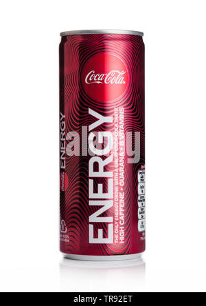 LONDON, UK, 29. MAI 2019: Aluminium kann von Coca Cola Energie soda Drink auf Weiß. Stockfoto