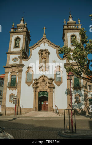 Kirche der Misericordia im barocken Stil und Personen, die in einem Quadrat von Guarda. Das gut erhaltene mittelalterliche Stadt in der östlichen Portugal. Stockfoto