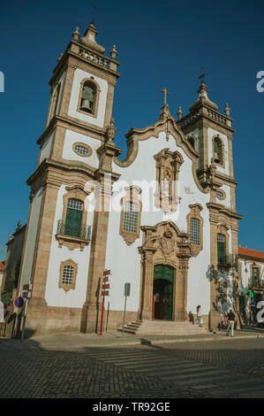 Kirche der Misericordia im barocken Stil und Personen, die in einem Quadrat von Guarda. Das gut erhaltene mittelalterliche Stadt in der östlichen Portugal. Stockfoto