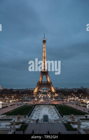 Nacht Blick auf Eiffelturm, ein Bügeleisen Turm auf dem Champ de Mars in Paris, Frankreich. Reisen Stockfoto