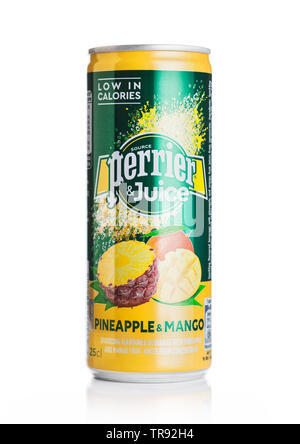 LONDON, UK, 29. MAI 2019: Aluminium kann von Perrier und Saft mit Ananas und Mango Geschmack auf Weiß. Stockfoto