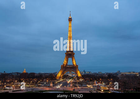 Nacht Blick auf Eiffelturm, ein Bügeleisen Turm auf dem Champ de Mars in Paris, Frankreich. Reisen Stockfoto