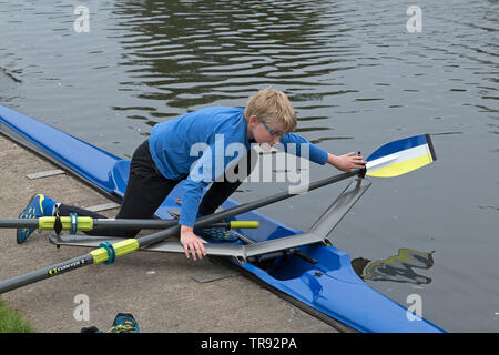 Junge vorbereitet, Seinen einzigen Scull, rowing club Wilhelmsburg, Hamburg, Deutschland Stockfoto