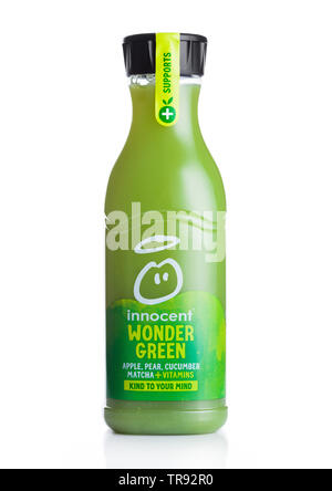 LONDON, UK, 29. MAI 2019: Flasche unschuldige Wunder grüner Saft mit Gurke, Birne und Apfel auf Weiß. Stockfoto