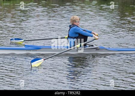 Junge rudern single Scull, rowing club Wilhelmsburg, Hamburg, Deutschland Stockfoto