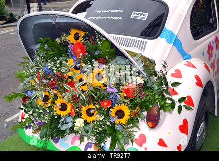 Der Manchester Flower Show, Teil der Manchester King Street Festival am 1.Juni - 2., 2019, bereitet zu öffnen. In diesem Jahr lautet das Thema: Flower Power! Retro Objekte, wie dieser Volkswagen Beetle Auto, Funktion im Festival. Stockfoto