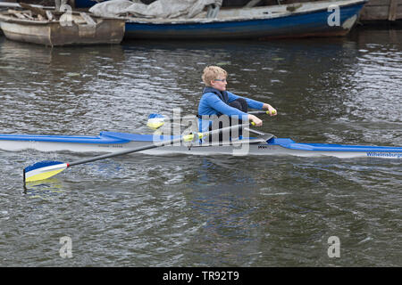 Junge rudern single Scull, rowing club Wilhelmsburg, Hamburg, Deutschland Stockfoto