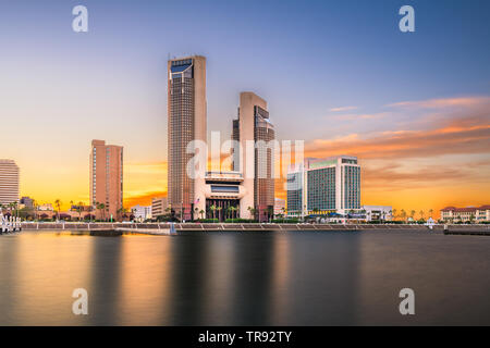 Corpus Christi, Texas, USA Skyline in der Bucht am Abend. Stockfoto