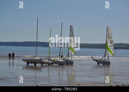 Boote am Strand an einem sonnigen Tag in Filey Bucht - North Yorkshire, Großbritannien Stockfoto