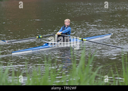 Junge rudern single Scull, rowing club Wilhelmsburg, Hamburg, Deutschland Stockfoto