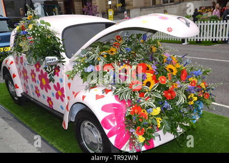 Der Manchester Flower Show, Teil der Manchester King Street Festival am 1.Juni - 2., 2019, bereitet zu öffnen. In diesem Jahr lautet das Thema: Flower Power! Retro Objekte, wie dieser Volkswagen Beetle Auto, Funktion im Festival. Stockfoto