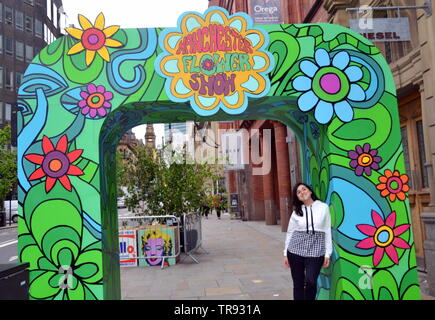 Der Manchester Flower Show, Teil der Manchester King Street Festival am 1.Juni - 2., 2019, bereitet zu öffnen. In diesem Jahr lautet das Thema: Flower Power! Ein großes Schild am Eingang von King Street, begrüßt die Besucher. Stockfoto