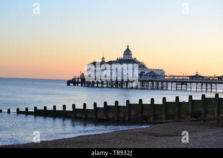 Strand, das Meer und den Pier in der Dämmerung - Eastbourne, East Sussex, Großbritannien Stockfoto