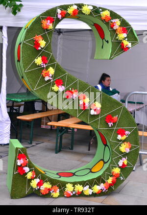 Der Manchester Flower Show, Teil der Manchester King Street Festival am 1.Juni - 2., 2019, bereitet zu öffnen. In diesem Jahr lautet das Thema: Flower Power! Die Royal Horticultural Society stall schmückt seine Initialen in Blumen - Dies ist die S. Stockfoto