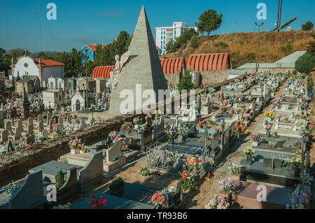 Friedhof mit Krypten und Marmor Gräber mit Blumen dekoriert in Guarda. Das gut erhaltene mittelalterliche Stadt in der östlichen Portugal. Stockfoto