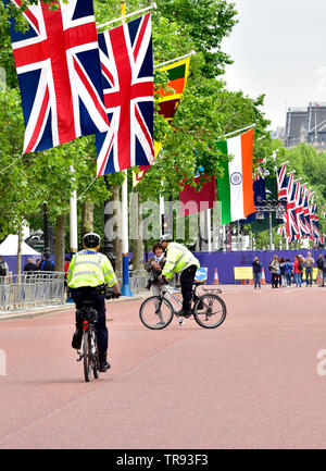 London, England, UK. Die Metropolitan Police Officers auf Fahrrädern in der Mall Stockfoto