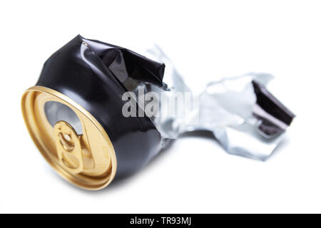 Aluminium Recycling alte Dosen auf weißem Hintergrund. Stockfoto