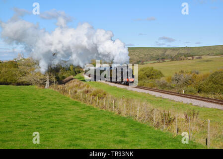 Erhaltene LMS Schwarz 5.Nr. 44871 verlassen Corfe Castle auf der Swanage Railway. Die Lokomotive verbrachte mehrere Wochen auf der Linie im Herbst 2018. Stockfoto