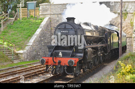 Erhaltene LMS Schwarz 5.Nr. 44871 Durchläufe Herston Halt von der Swanage Railway während des Aufenthaltes im Herbst 2018. Stockfoto