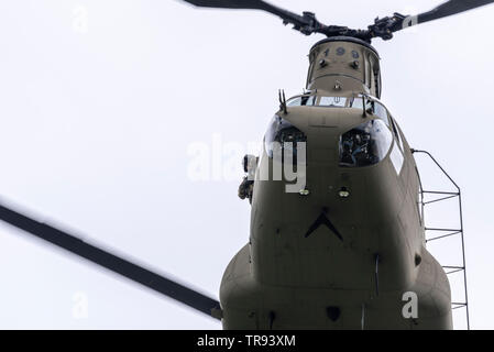 In der Vorbereitung für den Juni 2019 Besuch von US-Präsident Donald Trump die militärischen Einheiten, die den Luftverkehr zur Verfügung stellen üben die Routen. Die grüne VIP-Hubschrauber, wird der Präsident der USA hat das Rufzeichen "Marine One" und wird in einer Gruppe von ähnlichen Hubschrauber fliegen als Lockvögel. Zwei VH-3D Sea King VIP-Hubschrauber nahmen Teil von 3 US Army Chinook und einzigen UH-60 Black Hawk Hubschraubern für Sicherheit begleitet. Boeing Chinook über Winfield House im Regent's Park, London, UK Stockfoto