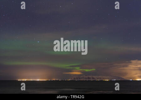 Aurora Borealis (Nordlicht) aus gesehen in der Nähe von seltjarnarnes Grótta Insel, in der Nähe von Reykjavik, Island. Stockfoto