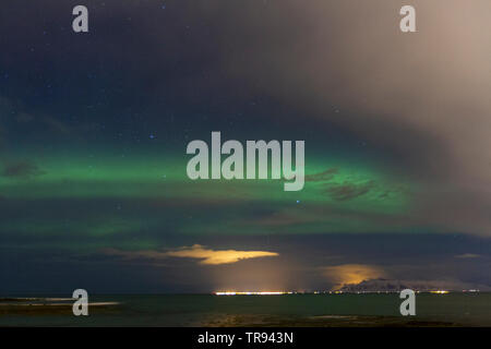 Aurora Borealis (Nordlicht) aus gesehen in der Nähe von seltjarnarnes Grótta Insel, in der Nähe von Reykjavik, Island. Stockfoto