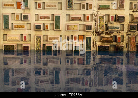 Central, Hongkong, China, 20., Januar, 2019: Die bunten Steine Reflexion auf dem Wasser. Stockfoto