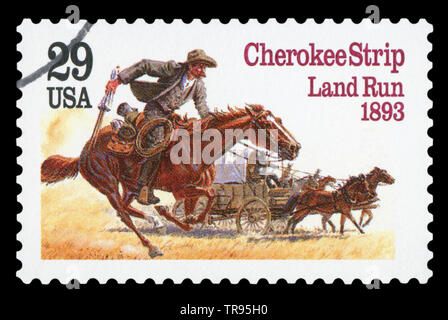 UNITED STATES - ca. 1993: einen Stempel in den USA gedruckten zeigt die Bergmänner Racing zu Cherokee Strip, den 100. Jahrestag der Eröffnung des Cherokee Strip. Stockfoto