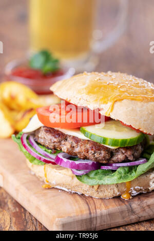 Hausgemachte Burger auf dunklem Holz Stockfoto