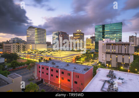 Ft. Lauderdale, Florida, USA downtown Stadtbild in der Abenddämmerung. Stockfoto