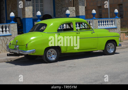 Vintage amerikanische Autos in Gibara, Kuba Stockfoto