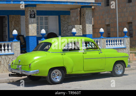 Vintage amerikanische Autos in Gibara, Kuba Stockfoto