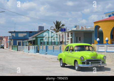 Vintage amerikanische Autos in Gibara, Kuba Stockfoto