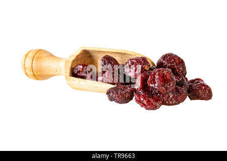 Getrocknete Cranberries in Scoop isoliert auf Weiss. Image Beschneidungspfad Stockfoto