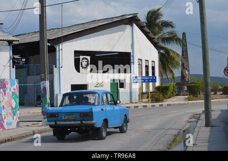 Vintage amerikanische Autos in Gibara, Kuba Stockfoto