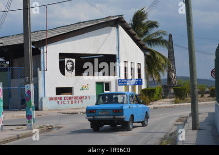 Vintage amerikanische Autos in Gibara, Kuba Stockfoto