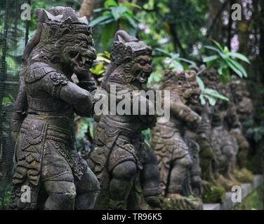 Alte suchen indonesische Statuen in den Monkey Forest in Bali. Stockfoto