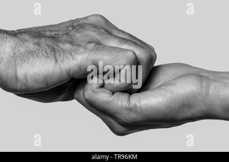 Männlichen und weiblichen Händen, greifen einander Stockfoto