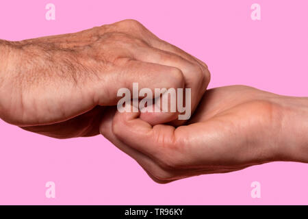 Männlichen und weiblichen Händen, greifen einander Stockfoto