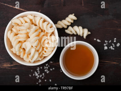 Salz und Essig Kartoffel twirls, classic Snack auf Holz Stockfoto