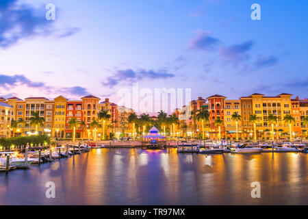 Naples, Florida, USA Downtown Skyline in der Dämmerung. Stockfoto