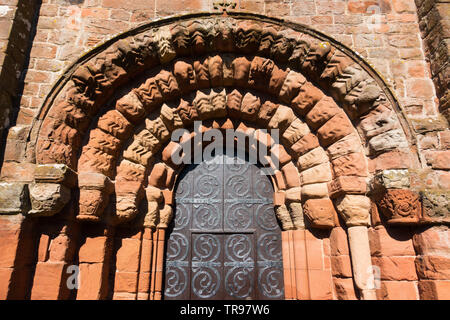 Beeindruckende normannische Torbogen am Westportal zu St Bienen Klosterkirche in Cumbria, Großbritannien, um 1140 erbaut Stockfoto