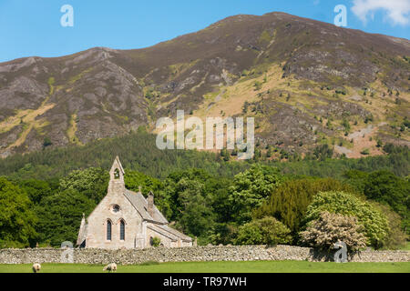 St Bega's Kapelle am Ufer des Sees mit Bassenthwite Skiddaw im Hintergrund (Teil 10./11. Jahrhundert). UK Lake District. Stockfoto