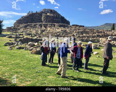 Su Nuraxi di Barumini (1600-1200 v. Chr.) in Sardinien. Runden Türme in Form von Kegelstümpfen von Dorfbewohnern Häuser umgeben Stockfoto