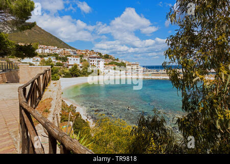 Hafen und dem Strand von Cala Gonone, Sardinien Stockfoto