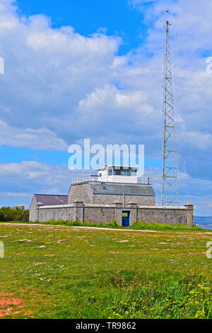 Berry Head ist eine felsige Klippe Landspitze mit Blick auf Brixam Hafen. Alte coastgauard Lookout Gebäude und Radio mast. Stockfoto