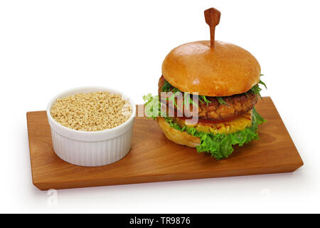 Hausgemachte vegane Burger auf hölzernen Hintergrund isoliert Stockfoto