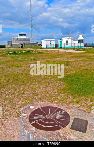 Berry Head ist eine felsige Klippe Landspitze in der Nähe von Brixam. Leuchtturm & altes Radio Station und Küstenwache lookout building.Compass Punkte und Orte. Stockfoto